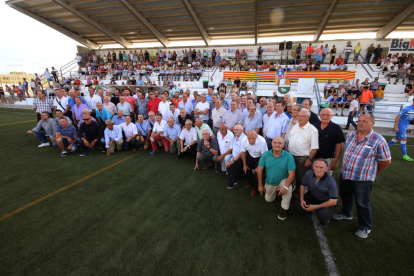Algunos de los exjugadores de diferentes épocas del FC Borges, que se reunieron ayer en la capital de Les Garrigues para celebrar el Centenario del fútbol en la población.