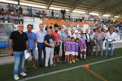Alguns dels exjugadors de diferents èpoques del FC Borges, que es van reunir ahir a la capital de les Garrigues per celebrar el centenari del futbol a la població.