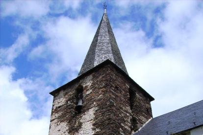 El campanar de l’església de Sant Pèir ad Vincula de Bausen.