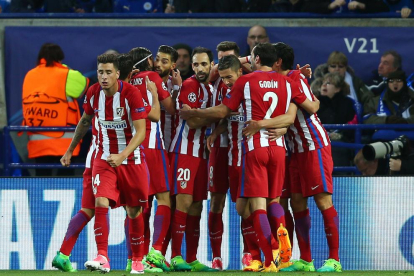 Els jugadors blanc-i-vermells festegen el gol de Saúl Ñíguez, que va acabar sent decisiu.