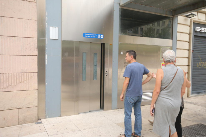 El ascensor de la plaza Sant Joan, al igual que las escaleras mecánicas, volvían a estar averiadas ayer.