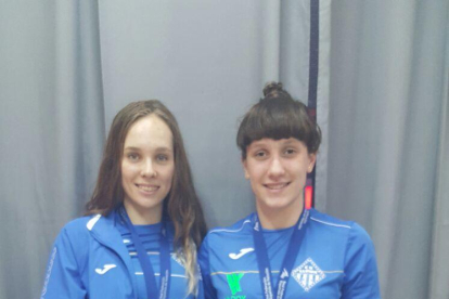 Cristina García y Paula Juste, ayer con sus medallas.