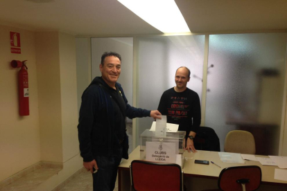 Zubieta, presidente del Handbol Pardinyes, votando ayer en Lleida.