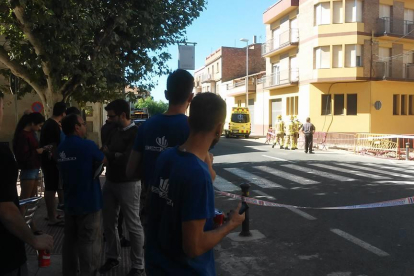 Serveis d’emergències ahir després de la fuita de gas a Albatàrrec.