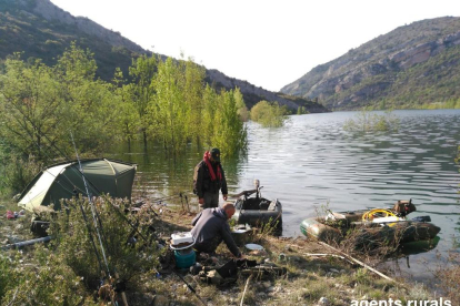 En Os de Balaguer, multaron a tres pescadores sin licencia.  