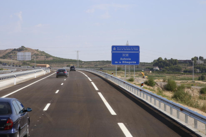 Los primeros coches que circularon ayer por la A-14 desde Lleida hasta Almenar, llamada también autovía de la Ribagorza.