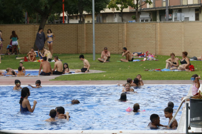 La calor va atreure nombrosos banyistes a les piscines de Cappont.