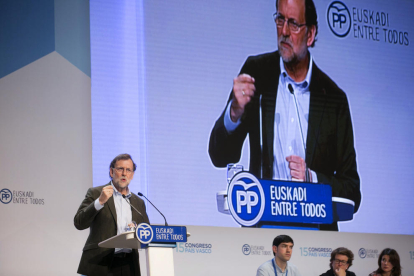 Mariano Rajoy durante su intervención en la clausura del congreso del PP vasco celebrado en Vitoria.
