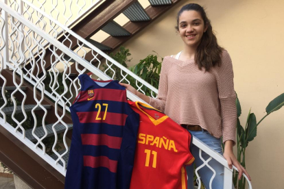 Mariona posa al seu domicili de Bellpuig amb les samarretes del Barça i la selecció espanyola