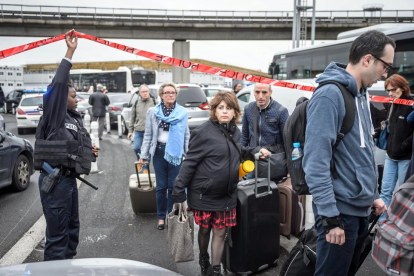 Desenes de persones van ser evacuades de l’aeroport d’Orly, a París, després de registrar-se el tiroteig.