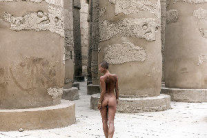 El desnudo de una modelo belga en las pirámides enfada al Gobierno egipcio