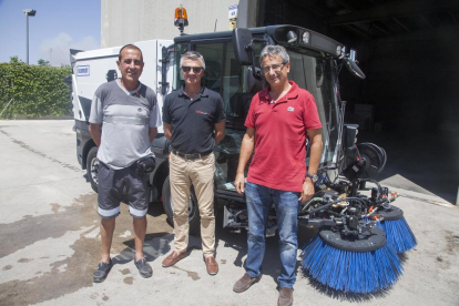 Màquina de neteja ■ Guissona ha adquirit una nova màquina de neteja de la via pública. El vehicle ha costat 110.000 euros i s’ha adquirit a través de la central de compres de l’Associació Catalana de Municipis (ACM).