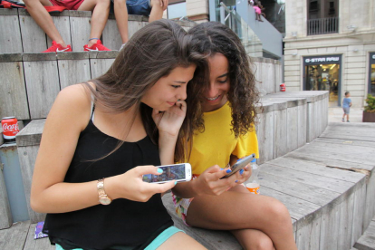 amics. Els joves utilitzen les xarxes socials per seguir en contacte amb els amics a diari.