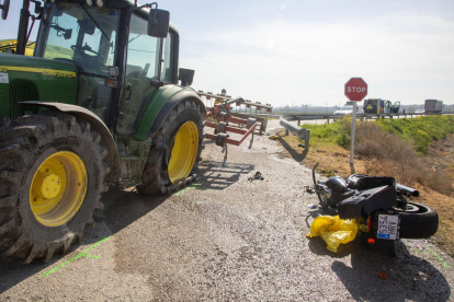 El tractor y la motocicleta implicados ayer en el accidente en la C-53 a su paso por Anglesola. 