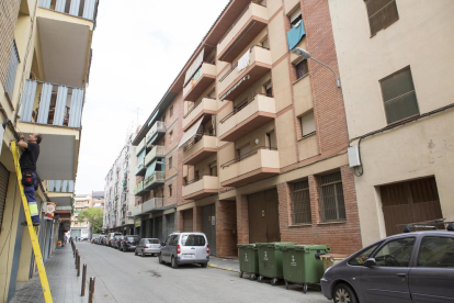 Els fets van ocórrer al tercer pis del número 11 del carrer Girona de Balaguer.
