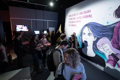 La exposición en el Palau Robert arranca con una referencia visual a la ‘revolución sonora femenina’ de la poesía de Maria Mercè Marçal.