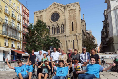 Un grup de participants de la jornada d’ahir, amb organitzadors i autoritats. Al costat, un partit de bàsquet dels que es van jugar a la plaça Sant Joan.
