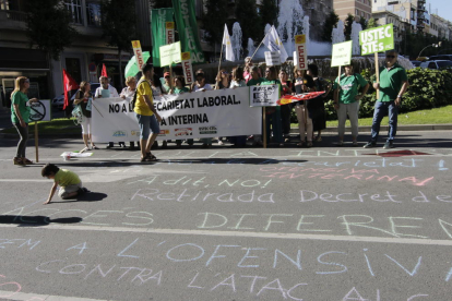 Els concentrats van escriure amb guix lemes contra la precarietat davant la delegació de la Generalitat.
