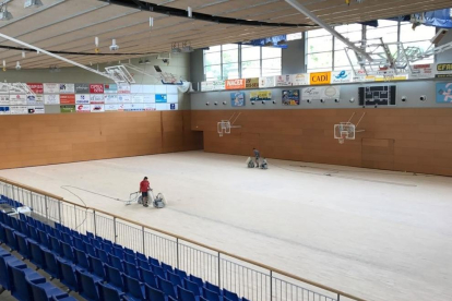 Els treballs de reparació del parquet del Palau Municipal d'Esports de la Seu d'Urgell