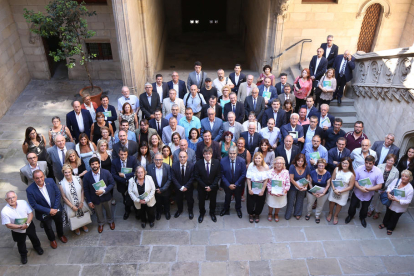 Foto de grupo de los 110 representantes del comercio, medios de comunicación, salud o educación que ayer firmaron el pacto.
