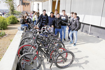 Estudiants del Gili i Gaya, al costat dels mòduls d’aparcament amb 70 places que hi ha a la porta del centre.
