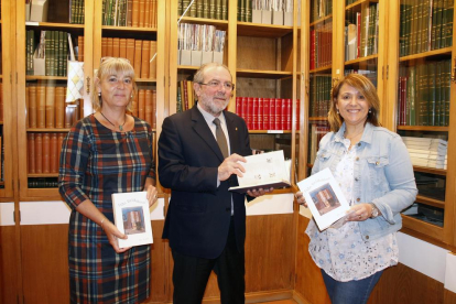 Montse Macià, Joan Reñé i Rosa Pujol, ahir a la biblioteca de l’IEI al presentar els actes de Sant Jordi.