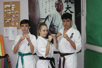 Los tres deportistas del Club Karate Sakura Ribagorça que fueron al Campeonato de Europa.
