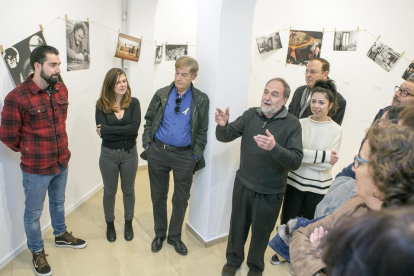 El fotógrafo Martí Gasull ofreció ayer la visita guiada inaugural a la muestra ‘Un relat al descobert’.