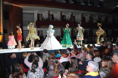 Desfile de los modelos ganadores en la gala en L’Amistat.