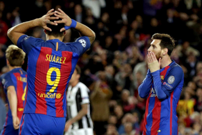Luis Suárez i Leo Messi es lamenten de la mala sort que ahir va tenir l’equip blaugrana, igual que va passar en el partit d’anada disputat a Torí.