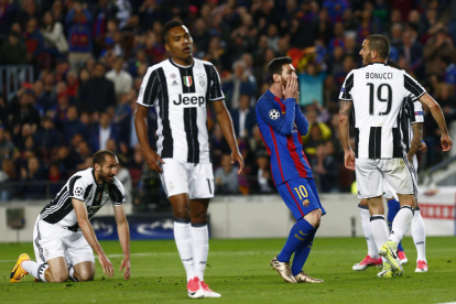 Luis Suárez y Leo Messi se lamentan de la mala fortuna que ayer tuvo el equipo azulgrana, igual que ocurrió en el partido de ida disputado en Turín.