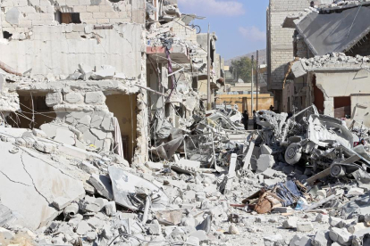 Vista de los daños causado por un bombardeo en la ciudad siria de Armanaz.