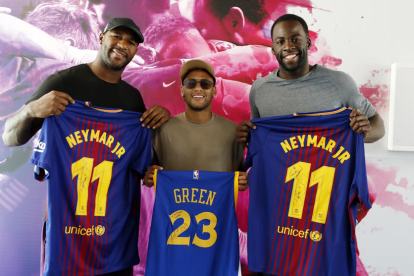 Neymar, amb els jugadors.