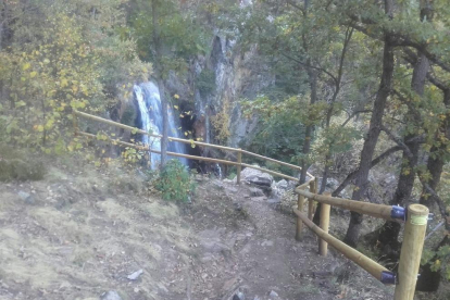La barandilla de seguridad de la cascada de Noarre.