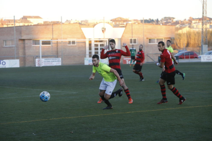 Un jugador del Viladecans s’escapa de la pressió de dos de l’EFAC, en el partit d’ahir finalitzat amb empat.