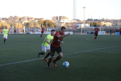 Un jugador del Viladecans s’escapa de la pressió de dos de l’EFAC, en el partit d’ahir finalitzat amb empat.