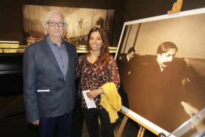 Enric Granados, nieto del pianista leridano, ayer en la exposición junto a Maria de Lluc, una de sus nietas y tataranieta del compositor.