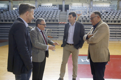 Rafa Carpi, coordinador de Deportes de la Paeria, Lluís Ferrer y O’Callaghan, revisando ayer el pabellón.