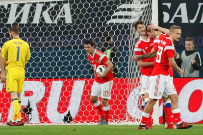 Jugadors de la selecció de Rússia celebren un dels gols que van marcar ahir Espanya.