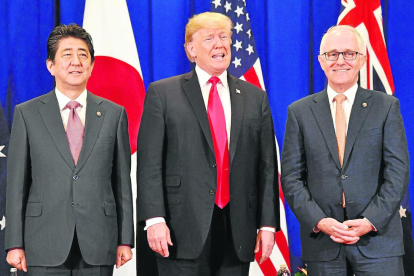 Los líderes de Japón, EEUU y Australia ayer en Manila.