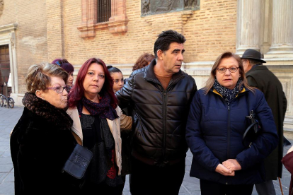Familiares de Ana Orantes entran a la misa celebrada ayer en su memoria en Granada. 