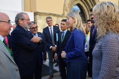 Neuus Munté, con los presidentes de la Trobada y la Diputación y los alcaldes de Lleida y La Seu.