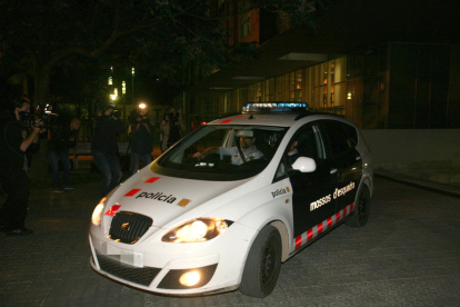 Sortida d'un vehicle policial dels jutjats de Vilanova i la Geltru.