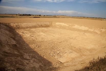 Los terrenos donde se han iniciado movimientos de tierra para la planta de Ossó, ayer sin obras.