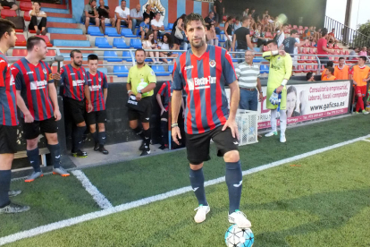 Joan Capdevila, antes de saltar al campo con la camiseta del Tàrrega en el amistoso frente al Lleida.