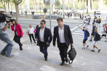 Salguero (dreta) quan arribava ahir a l’Audiència de Barcelona.