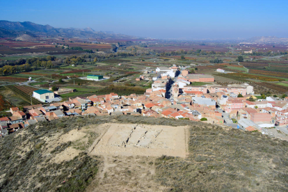 Una vista de la Serra del Calvari, con La Granja d’Escarp, al fondo de la imagen.