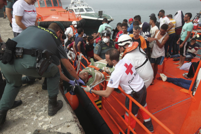 Imagen de parte de los subsaharianos rescatados ayer en aguas del Estrecho.