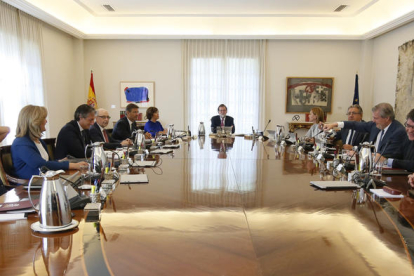 Imagen de la reunión extraordinaria del Consejo de Ministros para analizar la situación en El Prat. 