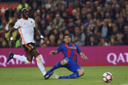 Moment en què l’uruguaià Luis Suárez es llança per marcar el seu gol davant del València, que significava l’empat a un.